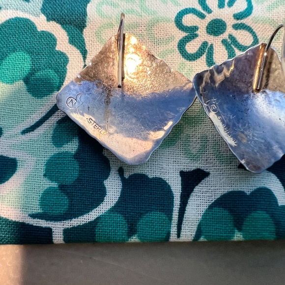 Stuart Nye Hammered Square French Wire Earrings - Picture 5 of 10